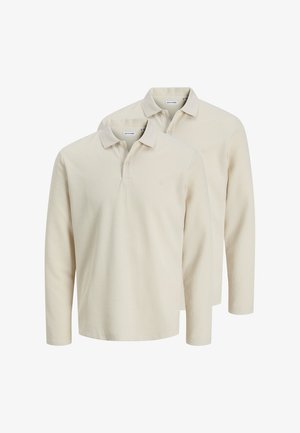 Dwa kremowe, długorękawowe koszulki polo z kołnierzykami i listwami z guzikami, przedstawione na tle frontalnym, lekko nałożone na siebie.