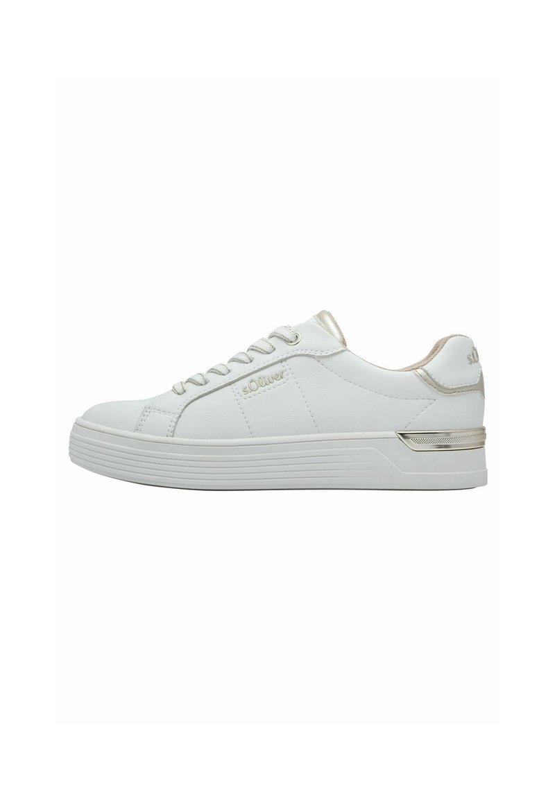 Weiße Sneaker mit glattem Synthetik-Obermaterial, abgerundetem Zehenbereich, Schnürverschluss und metallischen Goldakzenten an der Ferse und seitlichen Streifen.
