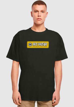 T-shirt en coton noir avec un graphic rectangulaire jaune portant "WU WEAR" et un logo de globe. Manches courtes et coupe décontractée.