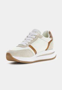 Baskets avec une tige en cuir blanc agrémentée d'accents en suède beige, détail d'une bande marron et talon texturé. Semelle extérieure en caoutchouc pour une bonne traction.