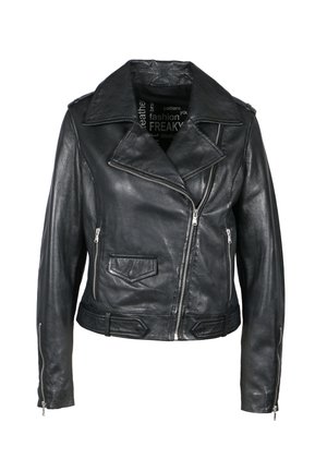 Černá kožená motorkářská bunda se stříbrnými zipy, širokými klopami a náprsní kapsou. Má zkrácený střih a texturovaný povrch.