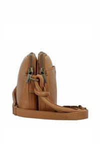 Borsa a tracolla in pelle color cuoio con due scomparti con zip, tracolla regolabile e dettagli di cucitura discreti. Texture liscia e forma strutturata.