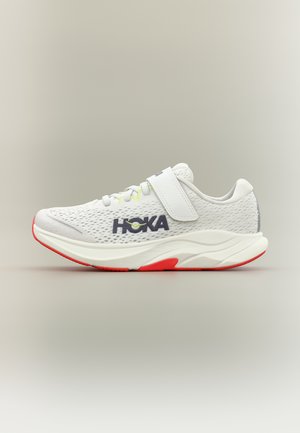 Pantof sport alb de la Hoka, cu plasă respirabilă, curea cu velcro, talpă amortizată și accente roșii pe talpa exterioară.