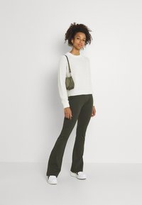Vero Moda VMKAMMA FLARED PANT - Calças - peat
