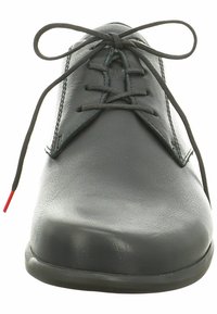 Chaussure en cuir noir à lacets avec une texture lisse, bout arrondi et accent rouge contrastant sur le lacet. Design minimaliste sans embellissements supplémentaires.