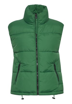 Gilet rembourré vert avec un col haut, une fermeture éclair avant et deux poches latérales avec fermetures éclair noires. Design matelassé avec une texture lisse.