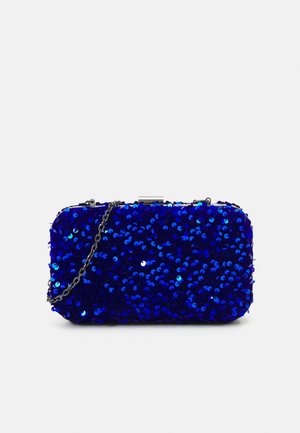 Rechteckige marineblaue Clutch-Tasche, bedeckt mit glänzenden Pailletten, mit einem silbernen Metallverschluss und einem dünnen silbernen Kettenriemen.