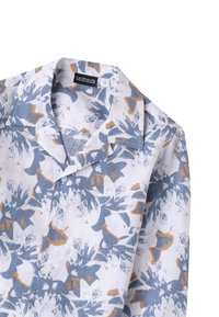 Camicia a maniche corte con colletto, realizzata in tessuto leggero. Presenta un motivo floreale blu e arancione su sfondo bianco.