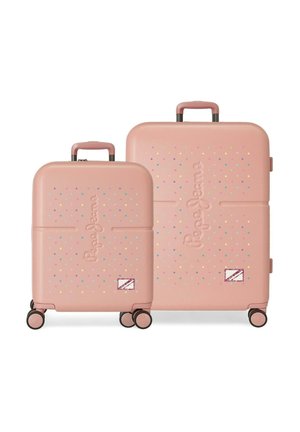 Dos maletas rígidas rosa con patrones de estrellas multicolor, cuatro ruedas y asas extensibles, una más grande y otra más pequeña, colocadas una al lado de la otra.