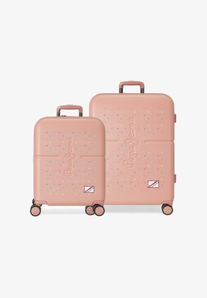 Dos maletas rígidas rosa con patrones de estrellas multicolor, cuatro ruedas y asas extensibles, una más grande y otra más pequeña, colocadas una al lado de la otra.