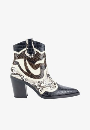 Botín de tobillo de punta en negro y estampado de serpiente crema, con detalles en relieve de cocodrilo, acentos texturizados y un diseño de tacón grueso.