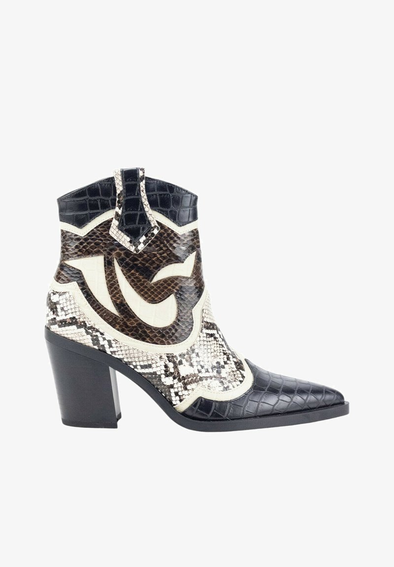 Botín de tobillo de punta en negro y estampado de serpiente crema, con detalles en relieve de cocodrilo, acentos texturizados y un diseño de tacón grueso.