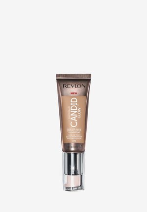 Fond de teint Revlon Candid Glow dans un tube de 22 ml. Emballage brun et argent avec un distributeur à pompe, étiqueté avec les détails du produit et le numéro de nuance.