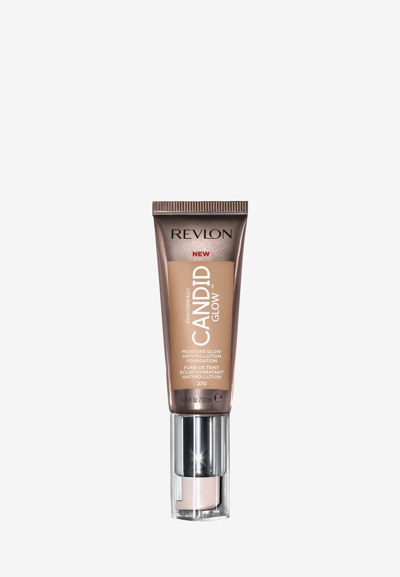 Revlon Candid Glow foundation i en 22 ml tub. Brun och silver förpackning med en pumpdispenser, märkt med produktinformation och nyansnummer.