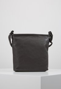 Sac en cuir gris foncé en bandoulière avec une surface texturée, une bandoulière réglable et une fermeture zippée sur le dessus, présentant un design minimaliste.
