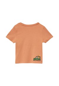 Baumwoll-T-Shirt in gedecktem Orange mit Rundhalskragen und kurzen Ärmeln; verfügt über ein grünes Fahrzeug, das auf der unteren linken Vorderseite gestickt ist.