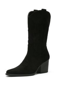 Bota cowboy alta de ante negro con punta afilada, tacón apilado, diseño recortado y costura decorativa en el eje.