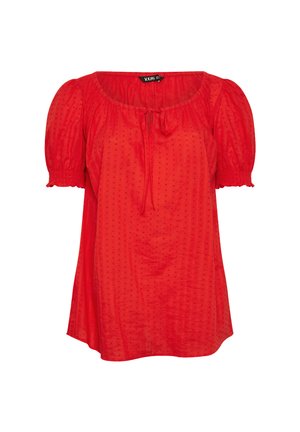 Rød bluse med korte ærmer og runde udskæring, teksturerede prikker og en knudedetalje foran. Blødt materiale med en afslappet pasform.