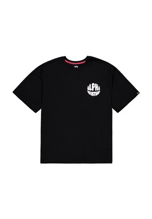 Černé bavlněné tričko s kulatým výstřihem a krátkým rukávem, na levé straně hrudi s bílým logem "ALPHA INDUSTRIES". Měkká textura.