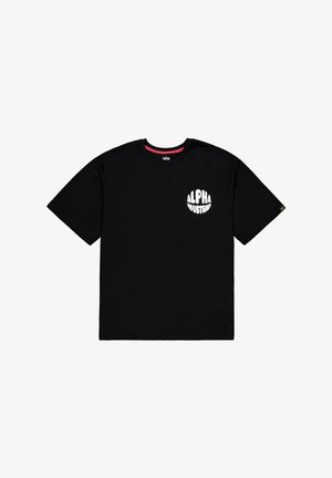 Zwarte katoenen t-shirt met een ronde hals, korte mouwen en een wit 'ALPHA INDUSTRIES' logo op de linkerborst. Zachte textuur.