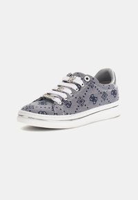 Tenisites ar zilu un pelēku tekstila augšdaļu ar rakstainiem akcentiem, baltām auklām un baltu gumijas zoli. Sudraba detaļas uz papēža.