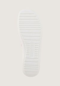 Suola di sneaker bianca con un motivo scanalato per una maggiore aderenza, con logo del marchio e indicazione della taglia. Texture liscia e bordi arrotondati.