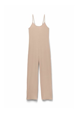 Combinaison beige côtelée avec de fines bretelles ajustables, jambes larges et texture lisse. Aucun motif ou accent distinct visible.