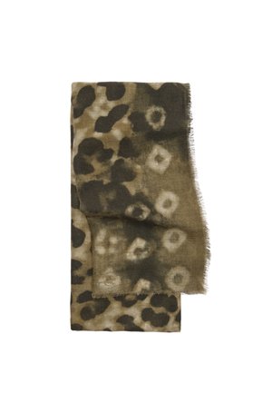 Szal w cętki lamparta w odcieniach oliwkowym i brązowym. Lekki materiał z postrzępionymi brzegami, z różnorodnym wzorem plam i kształtów.