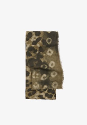 Szal w cętki lamparta w odcieniach oliwkowym i brązowym. Lekki materiał z postrzępionymi brzegami, z różnorodnym wzorem plam i kształtów.