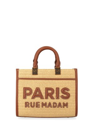 Borsa intrecciata in paglia con manici e rifiniture in pelle marrone, con la scritta "PARIS RUE MADAM" ricamata davanti.