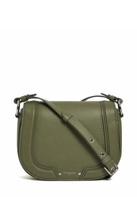 Borsa a tracolla in pelle verde oliva con tracolla regolabile, pattina frontale curva e accessori in argento marchiati "Le Tanneur 1898."
