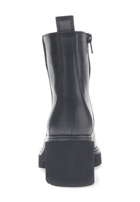 Bottine en cuir noir avec un talon carré, fermeture éclair à l'arrière et détails cousus, présentant une texture lisse et une silhouette épurée.