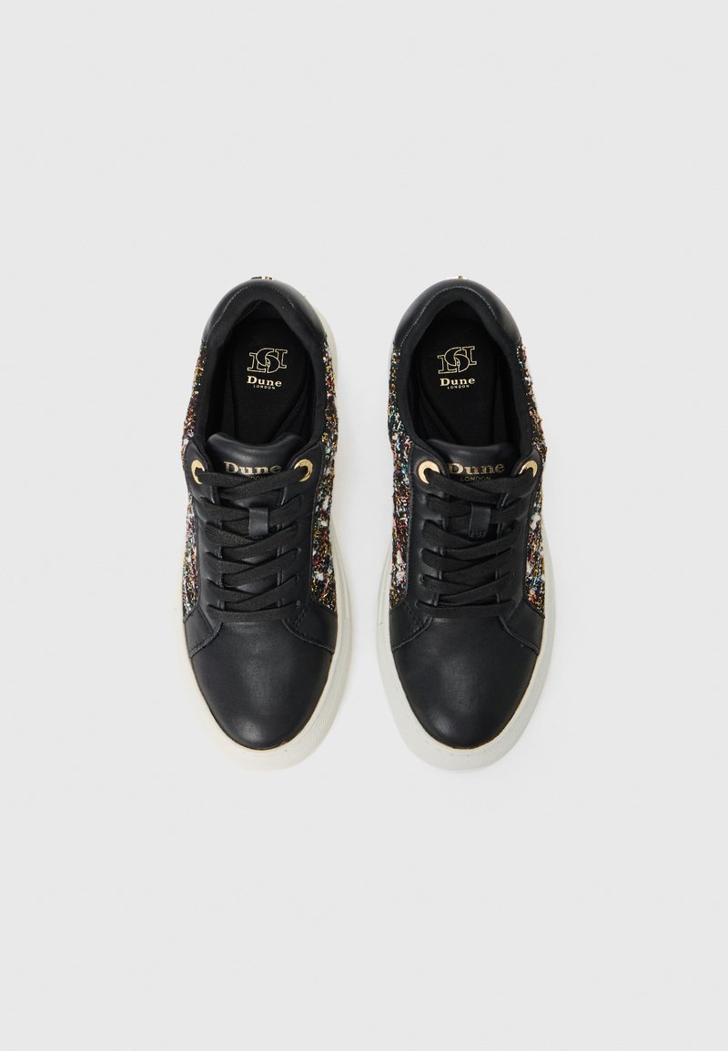 Sneakers in pelle nera con pannelli laterali testurizzati multicolori, suole in gomma bianca, punte arrotondate e lacci neri. Occhielli dorati e logo.