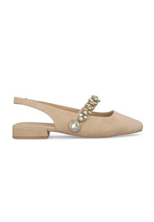 Scarpa slingback in suede beige con tacco piatto, caratterizzata da una cintura decorativa adornata con embellishments chiari e metallici.