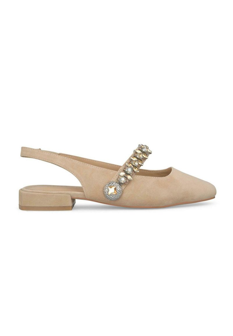Scarpa slingback in suede beige con tacco piatto, caratterizzata da una cintura decorativa adornata con embellishments chiari e metallici.