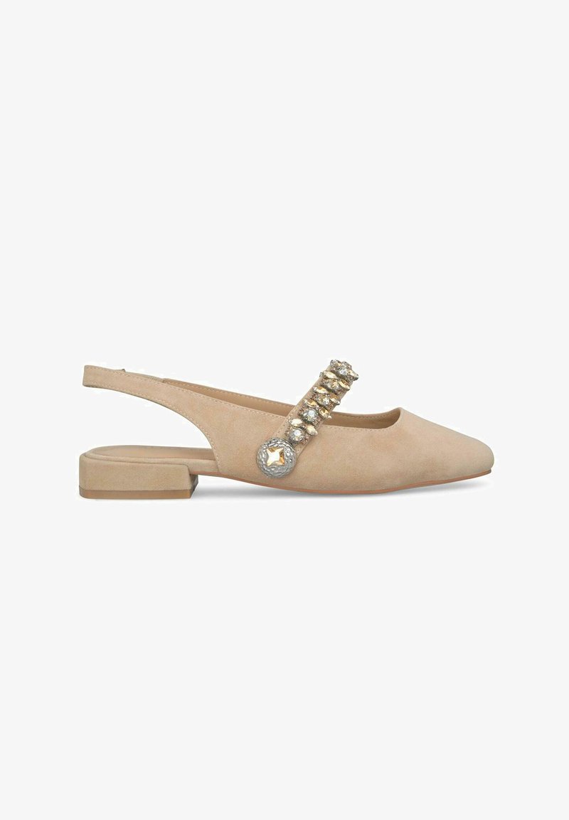 Beige suède slingback-schoenen met een platte hak, voorzien van een decoratieve band versierd met heldere en metallic versieringen.