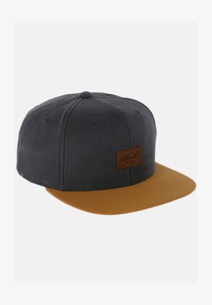 Dunkelblaues Cap mit einem hellbraunen Wildledervisier. Auf der Vorderseite befindet sich ein braunes Lederlabel zur Markenkennzeichnung, und das Cap hat ein strukturiertes Sechspaneldesign.