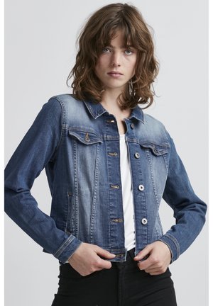 Denimjakke med en gradient fra lyseblå til mørkeblå, klassisk krave, frontknapper, to brystlommer og lange ærmer.