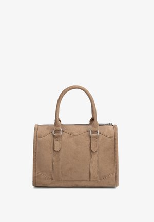 Sac à main en daim marron avec deux poignées et des accents de boucle en argent, de forme rectangulaire avec une fermeture éclair sur le dessus.