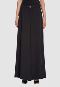 Pantaloni neri a gamba larga realizzati in tessuto liscio, con piega frontale e bottone dorato in vita.