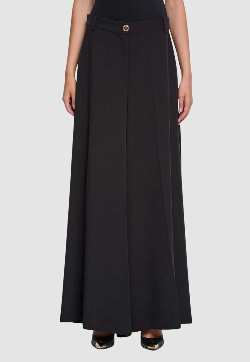 Pantaloni neri a gamba larga realizzati in tessuto liscio, con piega frontale e bottone dorato in vita.