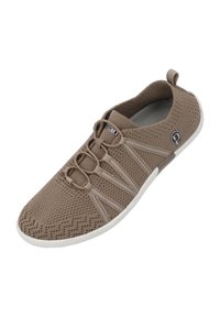 Zapatilla de malla marrón con una suela de goma blanca, que presenta cordones elásticos, un cuello acolchado y una textura estampada en la parte superior.