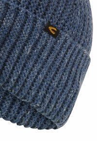 Szydełkowa niebieska czapka beanie z miękkiej wełny, z prążkowaną strukturą oraz małą czarną metką z akcentem żółtego logo.