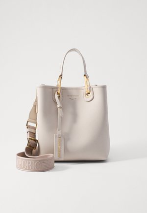 Borsa tote in pelle beige chiaro con superficie texturizzata, accessori in oro, doppio manico superiore e tracolla staccabile con il nome del marchio.