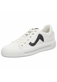 Sneaker in pelle bianca con logo swoosh nero, punta rotonda e dettagli perforati. Lacci piatti e suola in gomma con accenti testurizzati.