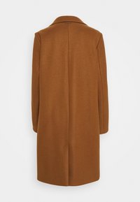 Cappotto di lana marrone con colletto classico, maniche lunghe e taglio dritto. Presenta uno spacco posteriore per facilitare i movimenti. Texture liscia.