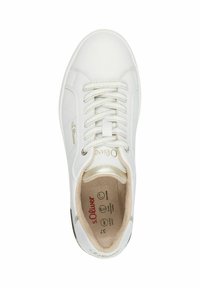 Weißer Sneaker mit glattem Lederoberteil, runder Zehenpartie und strukturellen Akzenten. Mit goldenen Details, Schnürsenkeln und einer gepolsterten Innensohle.