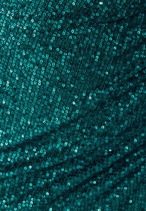 Tela de lentejuelas color verde azulado con un efecto brillante, que presenta lentejuelas redondas dispuestas de forma apretada sobre una superficie texturizada, creando una apariencia reluciente.