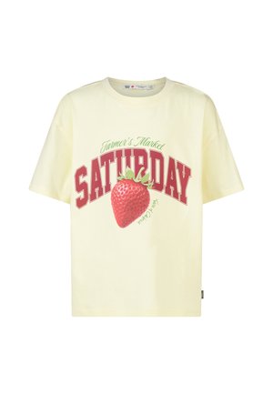 Crèmekleurig T-shirt met korte mouwen met rode tekst "ZATERDAG" en een grote aardbei-afbeelding in het midden.
