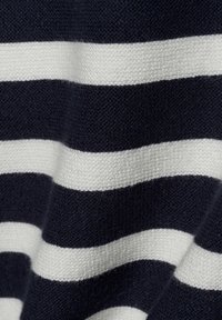 Marineblaue und weiße gestreifte Strickware mit glatter Textur. Die Streifen sind gleichmäßig angeordnet, mit feinen Details in der Webart.